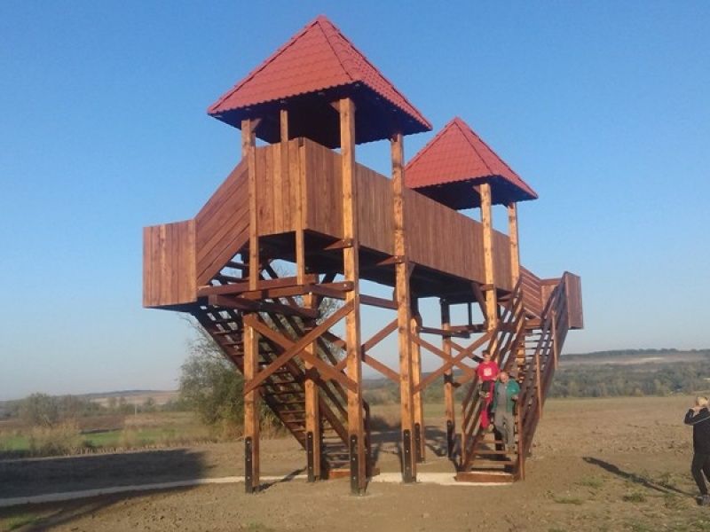 Záhradný nábytok z tvrdého dreva